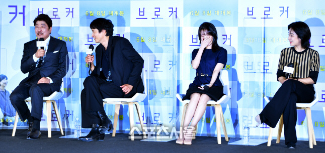 송강호 멘트에 빵 터진 아이유[포토]