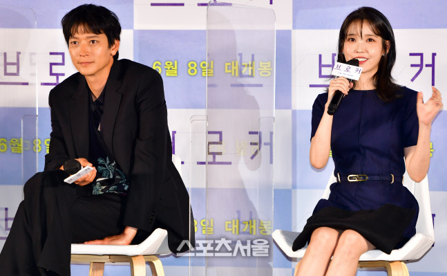 촬영 에피소드 이야기하는 아이유[포토]