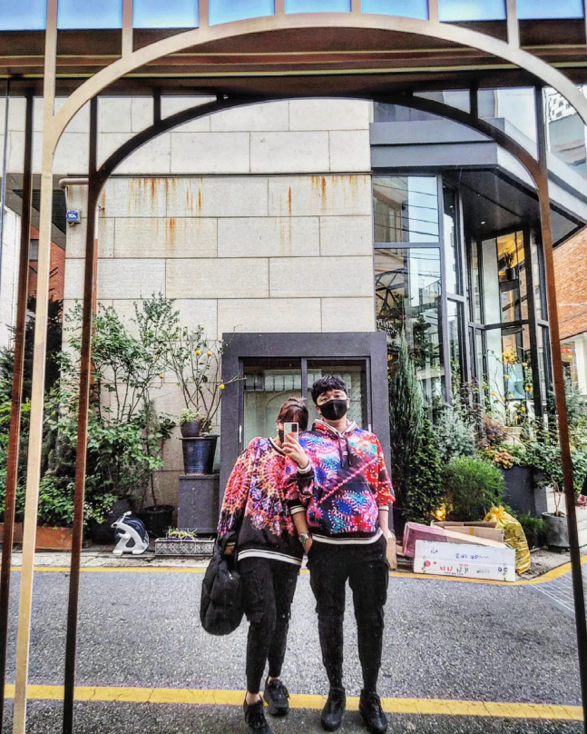 배슬기♥심리섭, 당당한 패션테러리스트 부부…"관종커플룩, 다들 시선 피해"[★SNS]