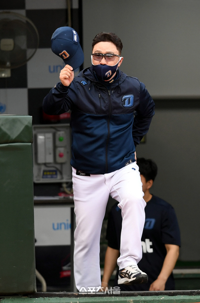 [포토] 상대 감독에 인사하는 이동욱 감독