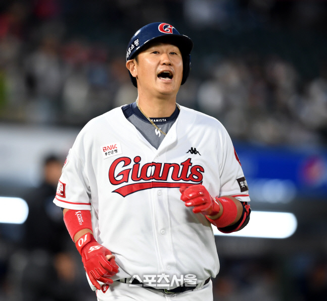 [포토] 이대호 '타구에 힘이 모자랐어'