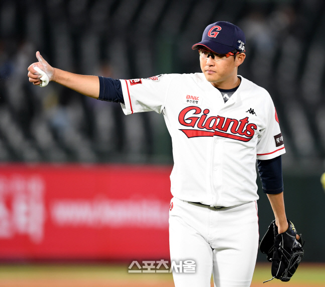 [포토] 호투 펼친 박세웅, 포수 향해 엄지척
