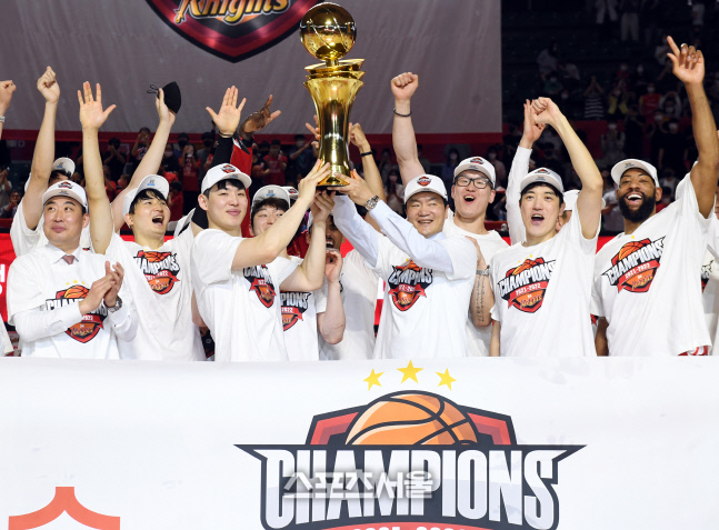 [포토]우승 트로피 들어올리는 SK 전희철 감독과 주장 최부경