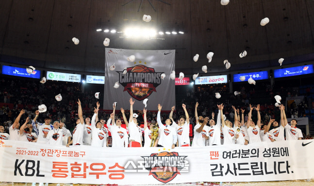 [포토]통합 우승 SK 나이츠, 높이 모자 던져 올리며...