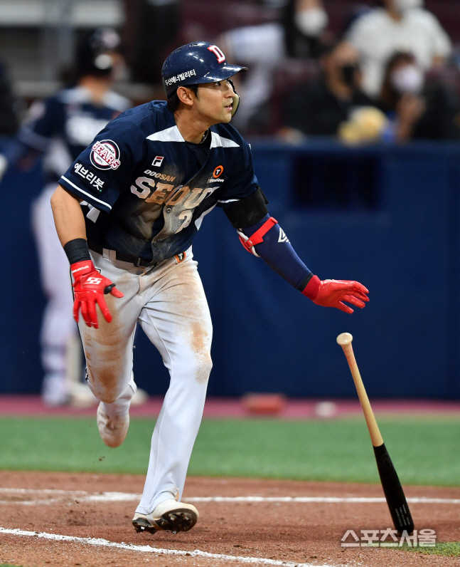 7회초 타점추가하는 강승호, 안타가 벌써 3개[포토]