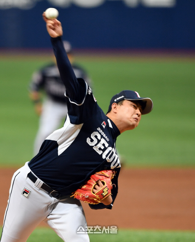\'2회수비까지 무안타로 역투\' 키움전 선발나선 이영하[포토]
