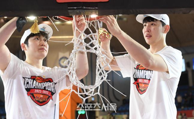 [포토]우승 기념 그물망 자르는 SK 주장 최부경과 최원혁