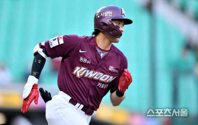 \'담장넘는 타구 확인하는\' 이정후[포토]