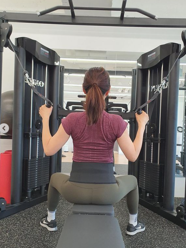 '육아는 체력전!' 만삭 이하늬, 덤벨이 몇개? 근력운동에 180도 다리 찢기도 거뜬? [★SNS]