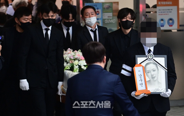 [포토]故 강수연 운구하는 정우성과 설경구