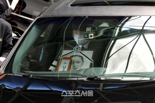 [포토]故 강수연의 영정사진, 유가족의 품에 안겨...
