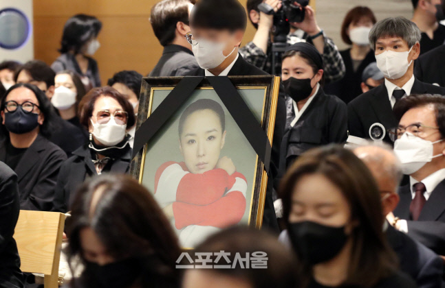 [포토]영결식에 입장하는 故 강수연의 영정 사진