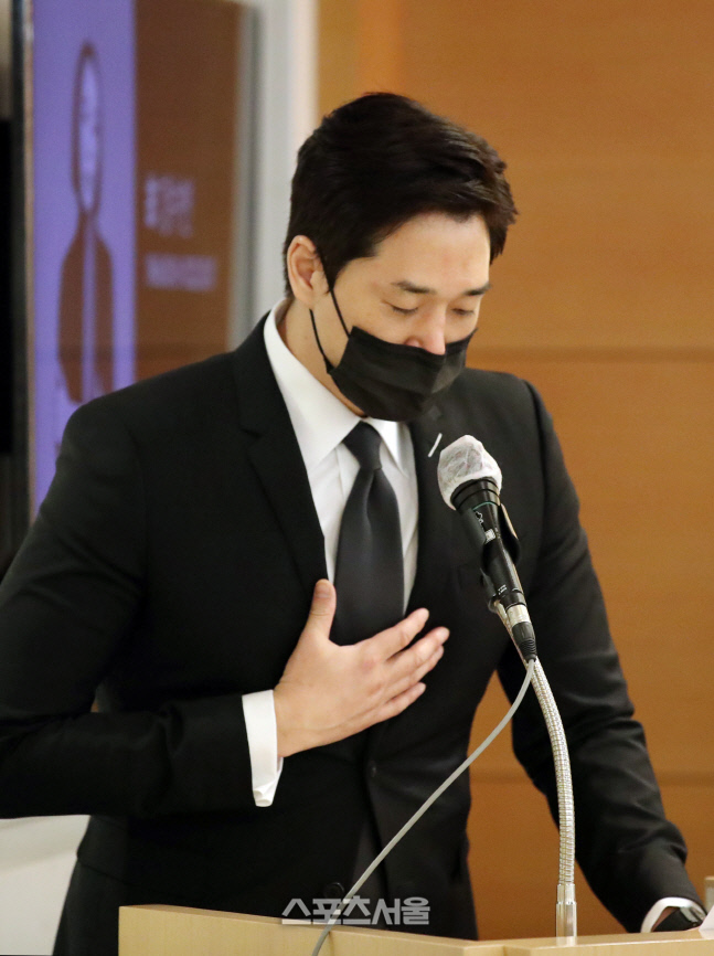 [포토]故 강수연의 영결식 사회 보는 유지태