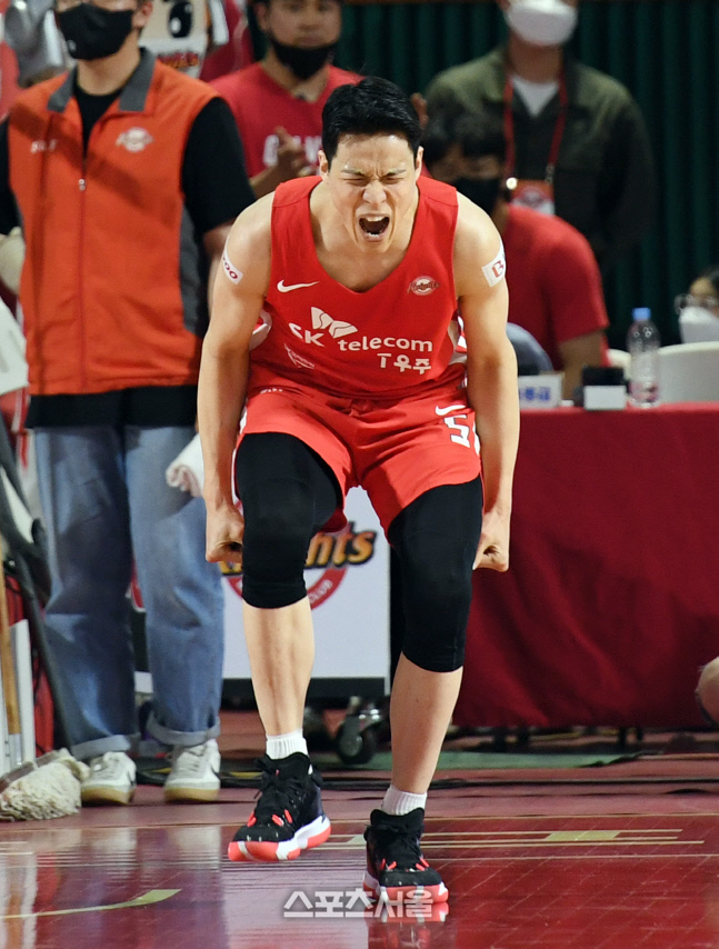 [포토]속공 득점에 기뻐하는 SK 김선형