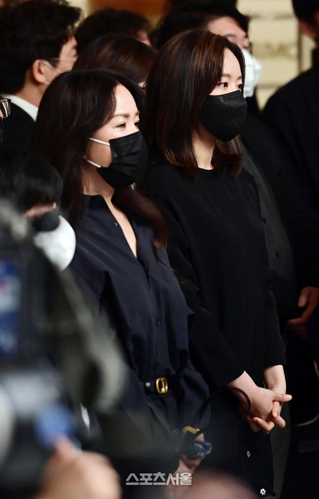 [포토]슬픔에 잠긴 엄정화와 김아중