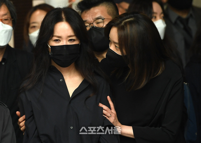 [포토]슬픔을 나누는 엄정화와 김아중