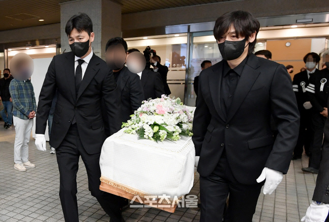 [포토]정우성-설경구, 故 강수연 운구 행렬에...