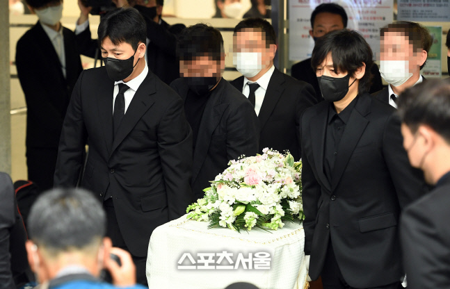 [포토]슬픔 속에 故 강수연을 운구하는 정우성-설경구