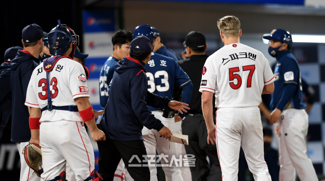 [포토] 양의지 헤드샷에 사과하는 스파크맨