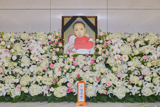 故강수연 영결식…사회맡은 유지태, 2시간 전에 도착해 리허설 마쳐