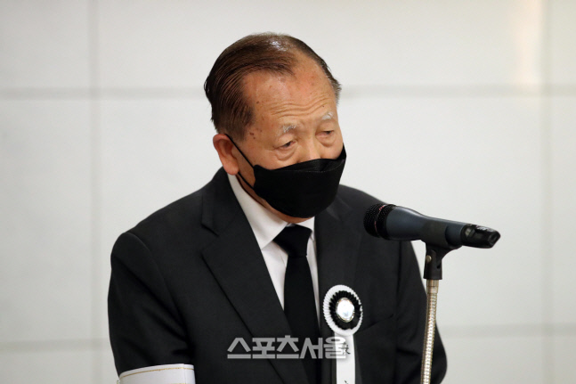 [포토]故 강수연 영결식, 추도사 하는 김동호 장례위원장