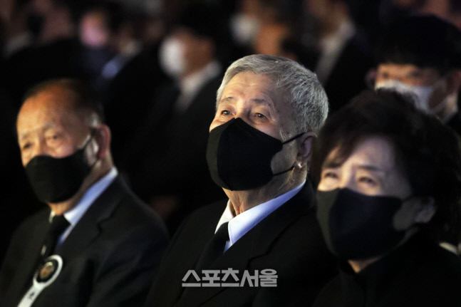 임권택 감독 "뭐가 그리 바빠서 서둘러 갔나…편히 쉬어라"(故강수연 영결식)