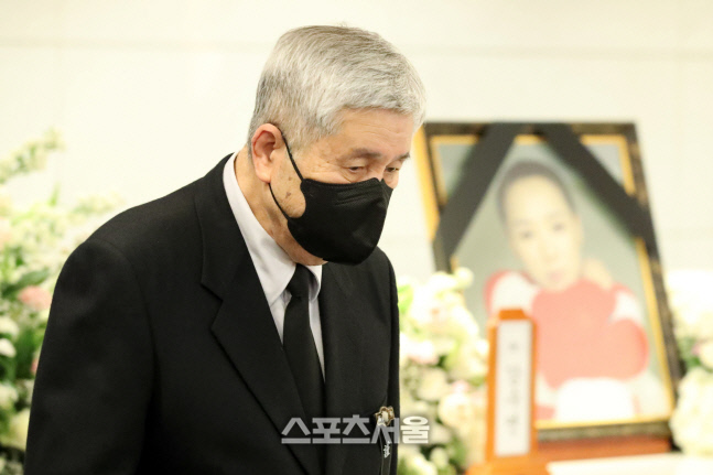 [포토]임권택 감독, 故 강수연 영결식 추도사