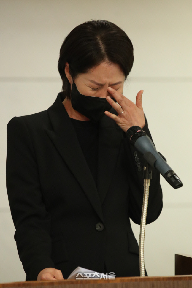 [포토]故 강수연 영결식, 눈몰의 추도사 하는 문소리