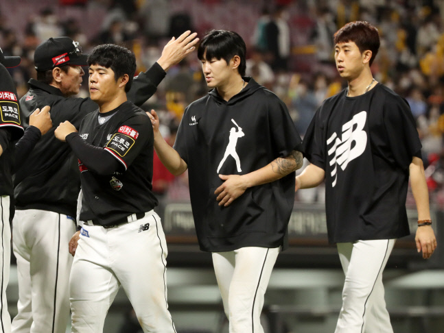 이강철 감독 \'김민혁 타격 좋았어\'