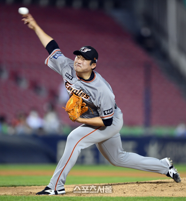 [포토]힘차게 공 뿌리는 한화 이민우