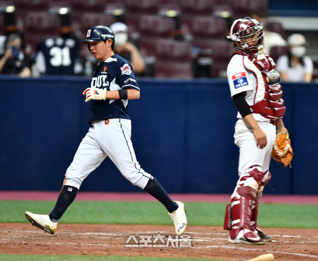 득점하는 정수빈, 아쉬운 이지영[포토]