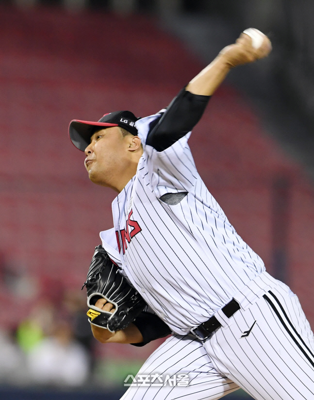 승리 히든카드로 우뚝 선 LG 이우찬 "정말 절실하게 운동했다"[SS인터뷰]