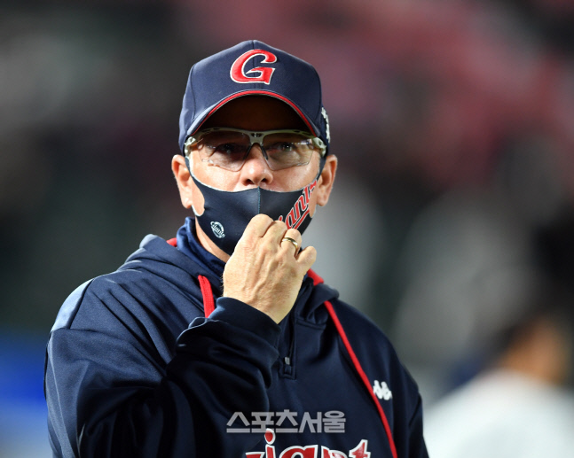 선수들 기다리는 서튼 감독[포토]