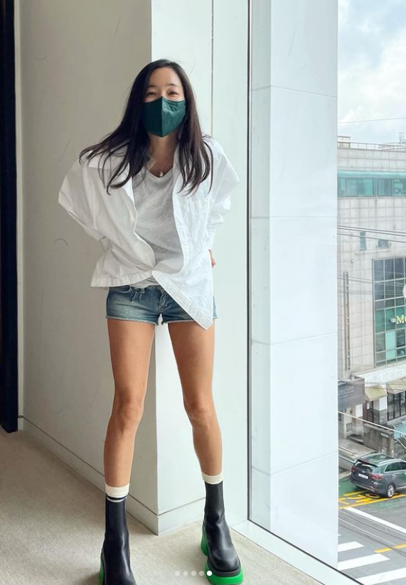 12억 보험금 다리 부심 이혜영 "내 다리에 도전이냐?" 딸과 각선미 대결[★SNS]