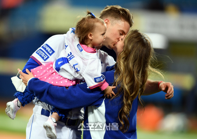 [포토] 뷰캐넌, 아내와 승리의 입맞춤