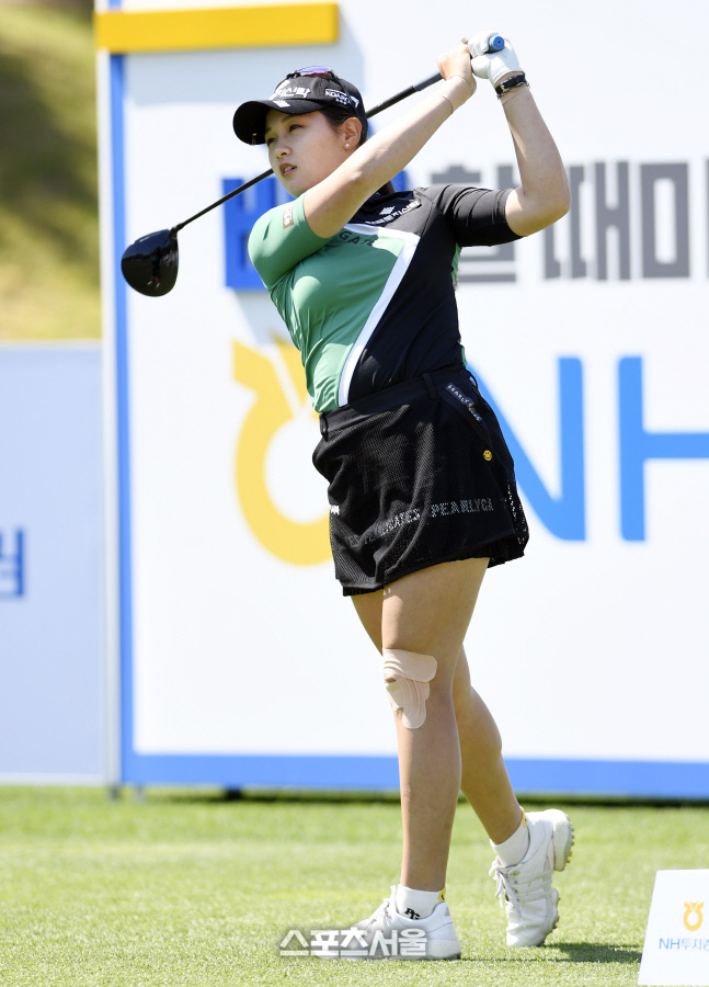 샷하는 박현경, 그린에서도 숨길 수 없는 필드위 완벽 S라인! [포토]