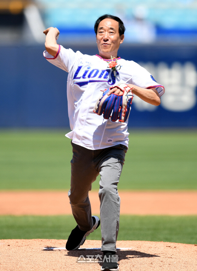 [포토] 스승의날 시구하는 원민구 감독