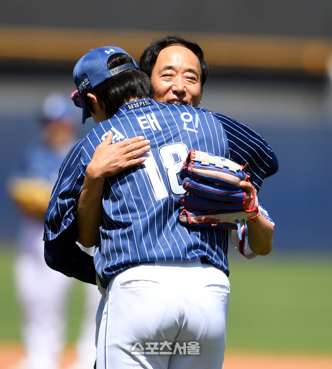 [포토] 스승의 날 시구 마친 원민구 감독, 아들 원태인과 포옹