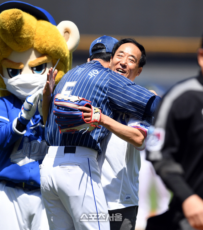 [포토] 시구 원민구 감독, 제자 구자욱과 뜨거운 포옹