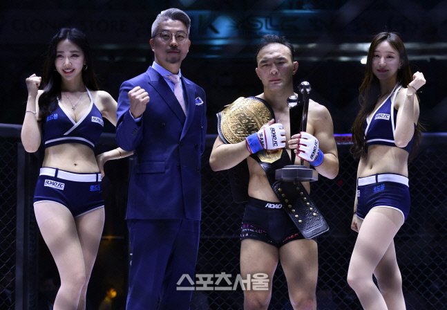 로드FC 사상 최초 두 체급 석권한 김수철, “나에게 적수가 없다고 생각하지 않는다. 언젠가 자리를 내줘야한다고 생각한다” [파이터열전]