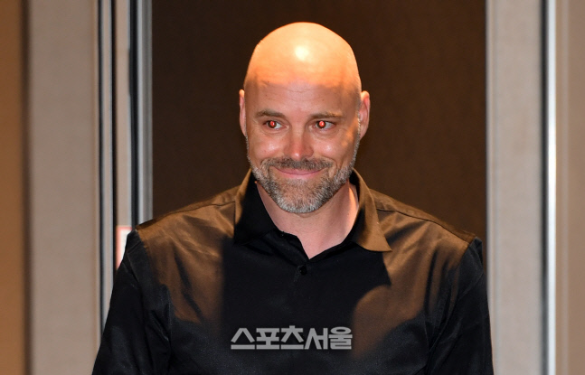 입장하는 킴 라스무센 여자대표팀 감독[포토]