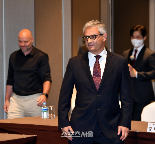 기자회견장 들어서는 홀란도 프레이타스 감독[포토]