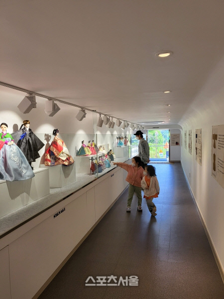 곡성군, ‘이것이 K패션’ 6월 26일까지 한복 인형 전시회