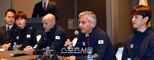 기자 질문에 답하는 핸드볼 남녀대표팀 감독들[포토]