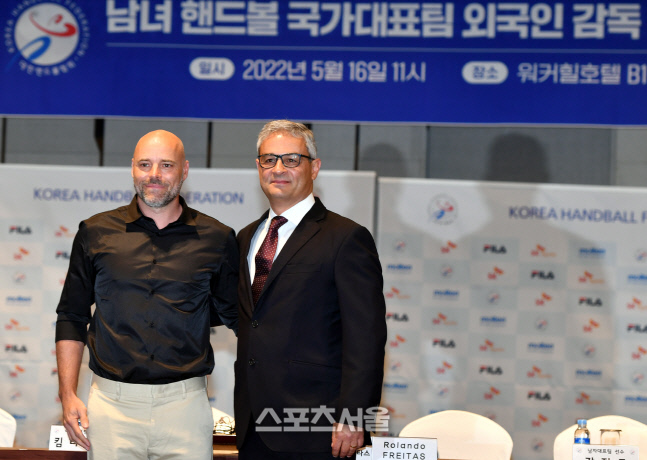 취재진에 인사하는 남녀핸드볼 대표팀 감독들[포토]