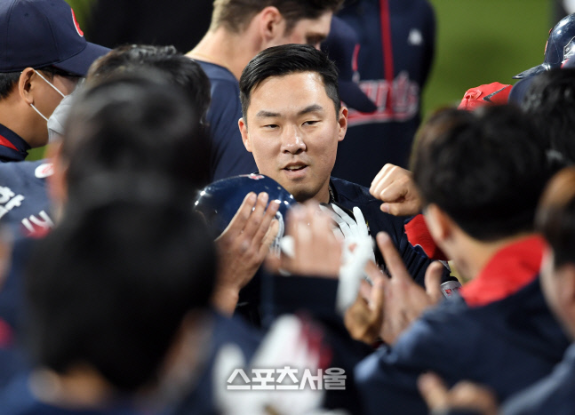 [포토]롯데 안치홍, 1점 차 추격 솔로 홈런