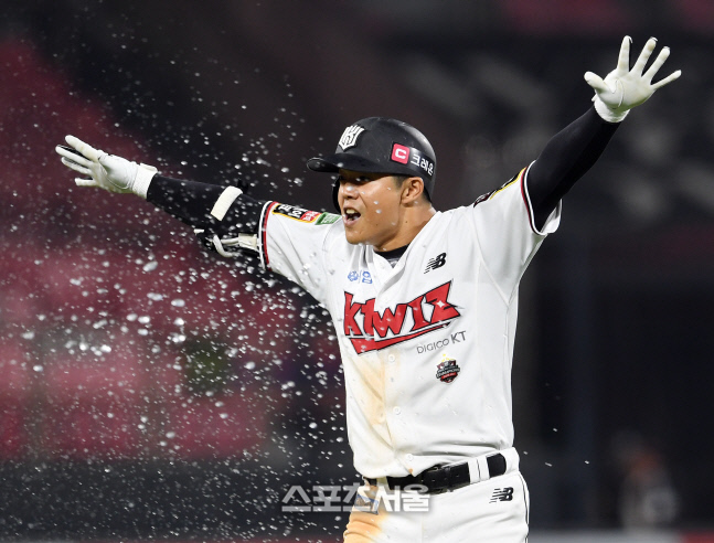 [포토]끝내기 안타 KT 조용호, 마음껏 뿌려!
