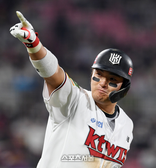 [포토]LG전 8회말 투런 홈런으로 극적인 동점을 만드는 박병호
