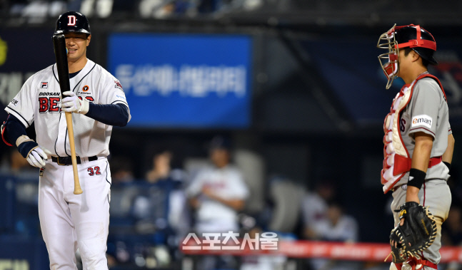 '삼진으로 착각..미소만' 김재환[포토]