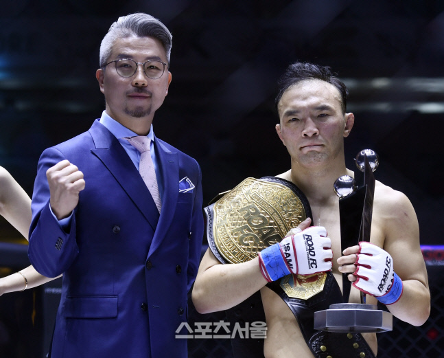 아레스상 수상한 김수철, 시상은 갤러리K 김정필 대표! [포토]